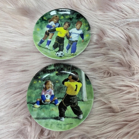 2  small sports collector plates - Picture 1 of 12